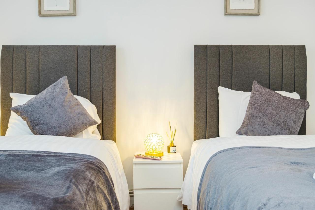 Spacious 3 Bed 1 Bath Hse W Guest Toilet W Parking Near Excel - E16 London Bagian luar foto