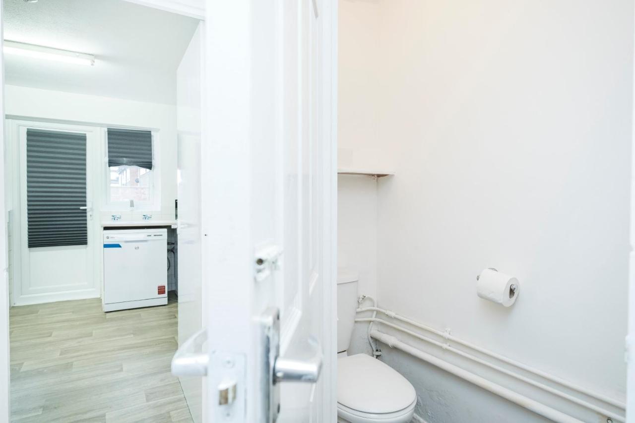 Spacious 3 Bed 1 Bath Hse W Guest Toilet W Parking Near Excel - E16 London Bagian luar foto