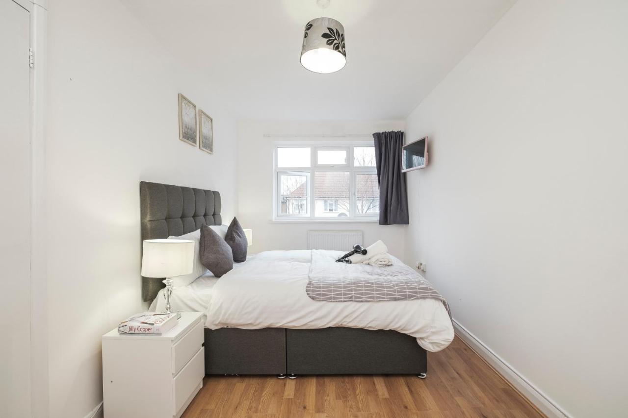Spacious 3 Bed 1 Bath Hse W Guest Toilet W Parking Near Excel - E16 London Bagian luar foto