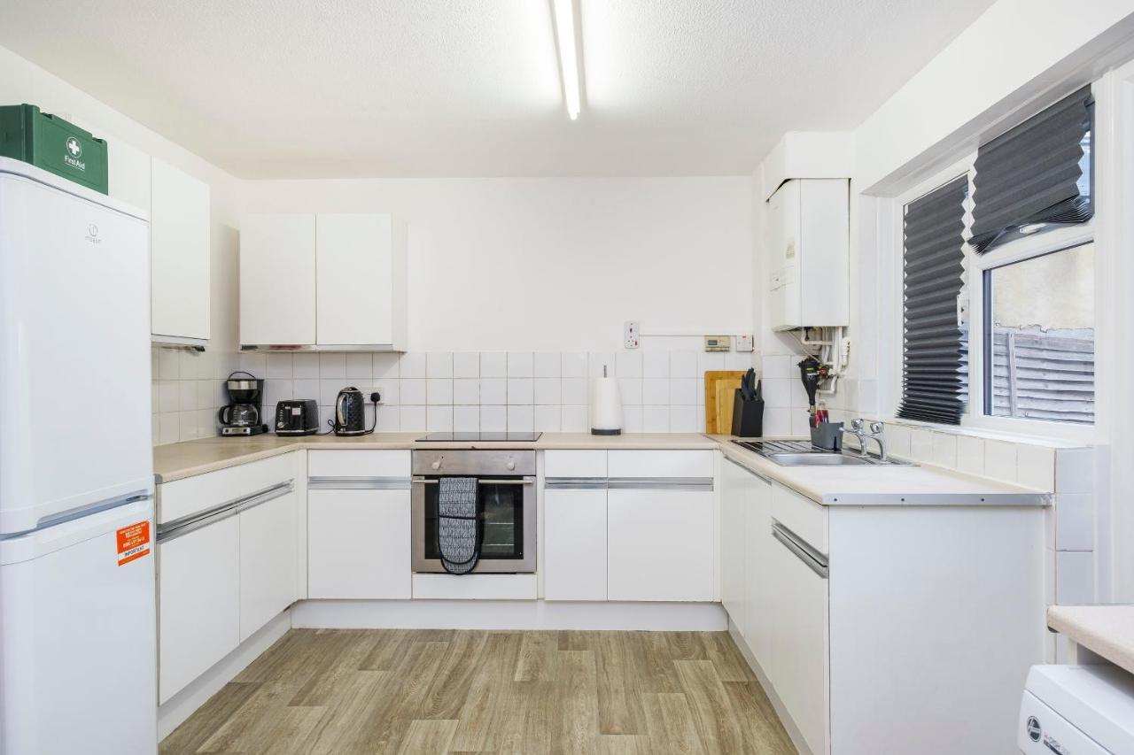 Spacious 3 Bed 1 Bath Hse W Guest Toilet W Parking Near Excel - E16 London Bagian luar foto