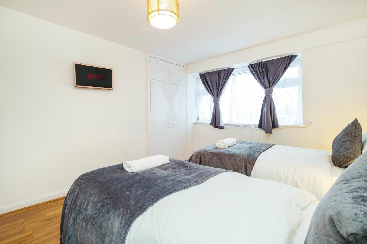 Spacious 3 Bed 1 Bath Hse W Guest Toilet W Parking Near Excel - E16 London Bagian luar foto