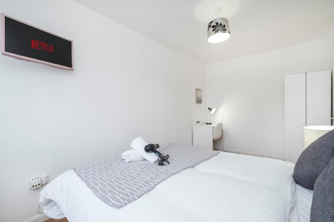 Spacious 3 Bed 1 Bath Hse W Guest Toilet W Parking Near Excel - E16 London Bagian luar foto