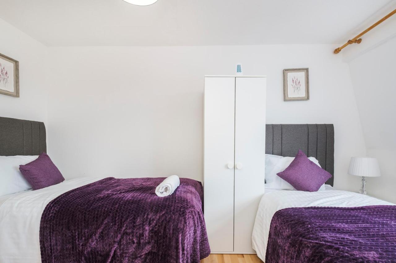 Spacious 3 Bed 1 Bath Hse W Guest Toilet W Parking Near Excel - E16 London Bagian luar foto