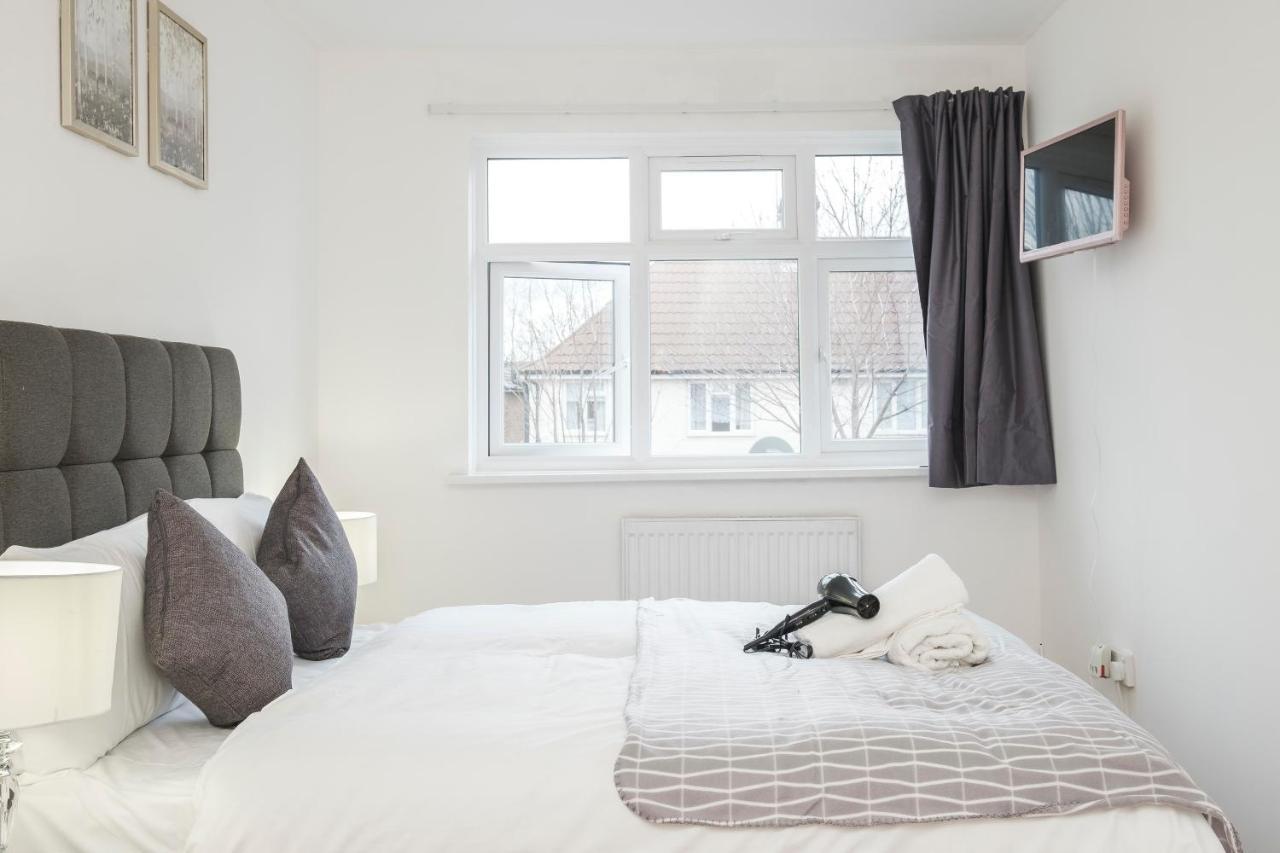 Spacious 3 Bed 1 Bath Hse W Guest Toilet W Parking Near Excel - E16 London Bagian luar foto