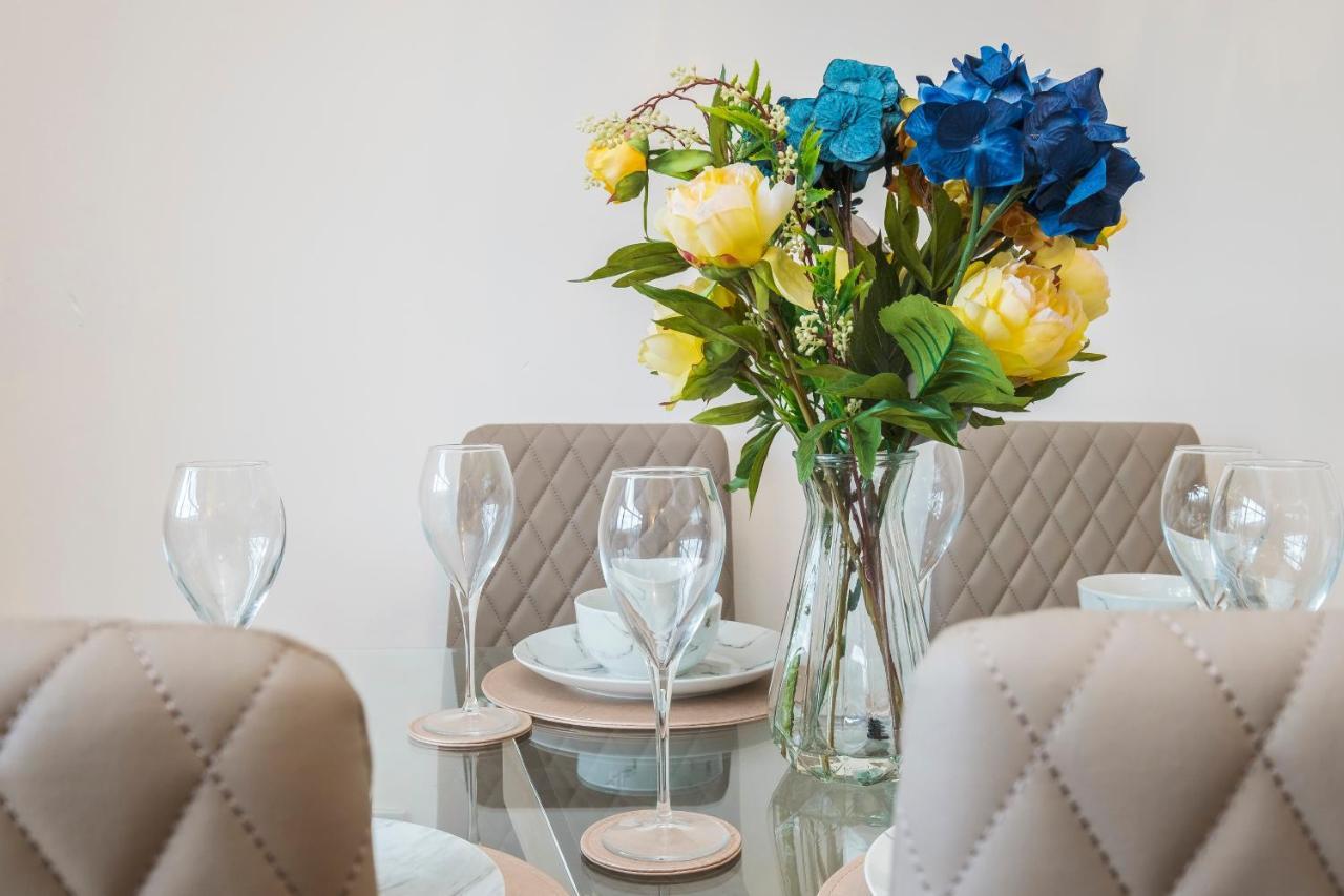 Spacious 3 Bed 1 Bath Hse W Guest Toilet W Parking Near Excel - E16 London Bagian luar foto