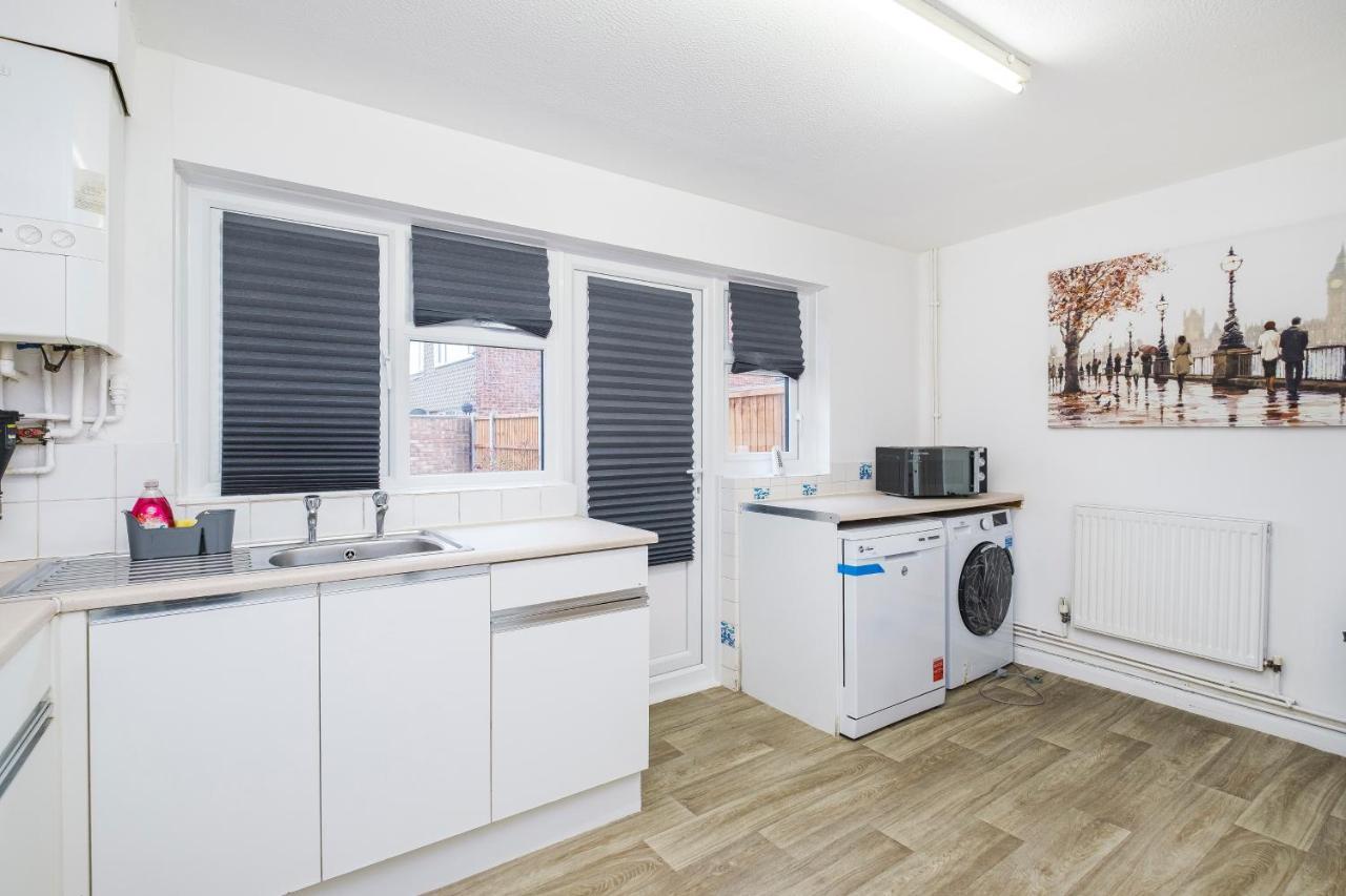 Spacious 3 Bed 1 Bath Hse W Guest Toilet W Parking Near Excel - E16 London Bagian luar foto