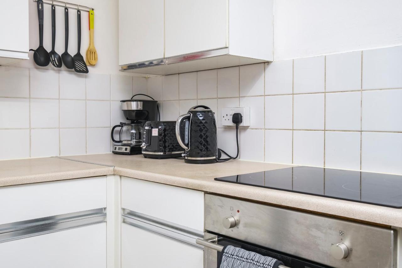 Spacious 3 Bed 1 Bath Hse W Guest Toilet W Parking Near Excel - E16 London Bagian luar foto