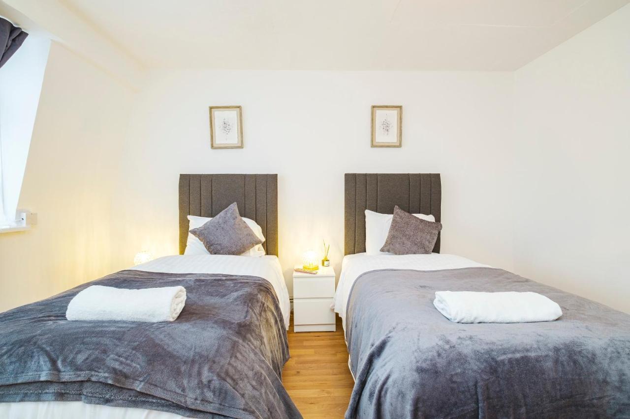 Spacious 3 Bed 1 Bath Hse W Guest Toilet W Parking Near Excel - E16 London Bagian luar foto