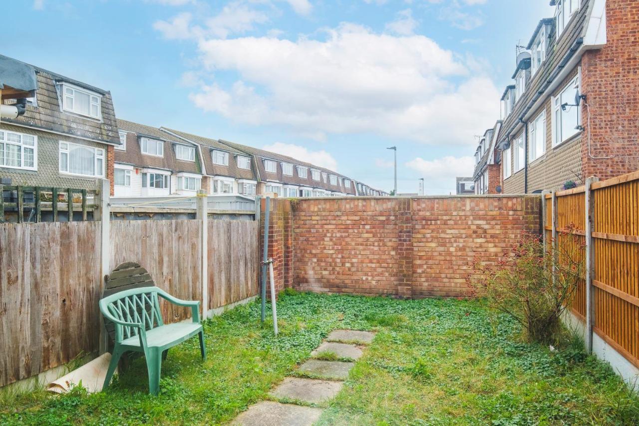 Spacious 3 Bed 1 Bath Hse W Guest Toilet W Parking Near Excel - E16 London Bagian luar foto