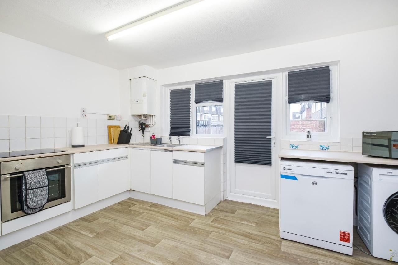 Spacious 3 Bed 1 Bath Hse W Guest Toilet W Parking Near Excel - E16 London Bagian luar foto
